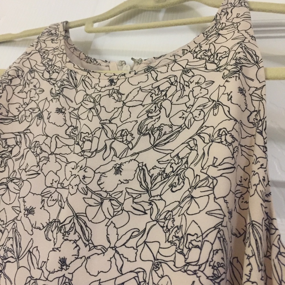 Floral sleeveless blouse 🌸